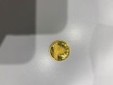 gros plan d'une pièce d'or sur une surface blanche