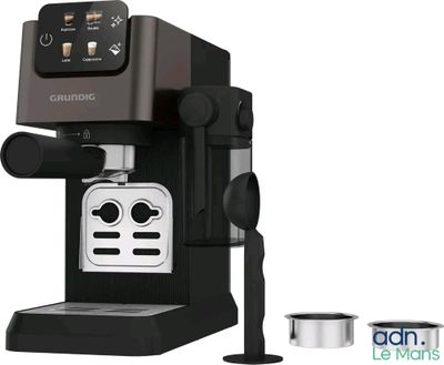 une image d'une machine à café noire avec une tasse de café