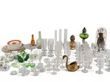 de nombreux types de verres et de vases sur la table