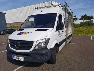 une camionnette blanche garée dans un parking