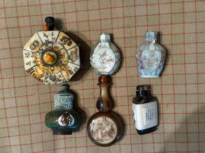 plusieurs types de flacons de parfum sur la table