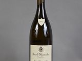 une bouteille de vin posée sur une table