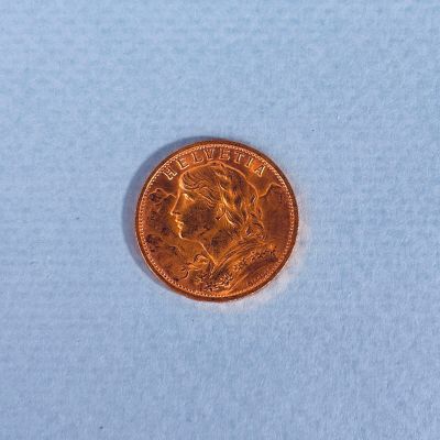 une image d'un penny posé sur une surface blanche