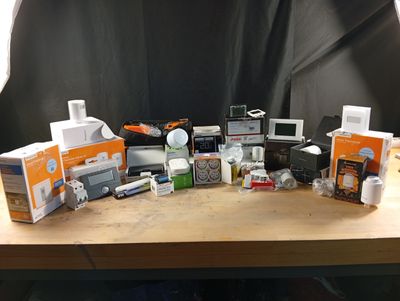 une table sur laquelle sont posés de nombreux appareils électroniques