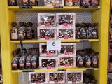 une étagère jaune remplie d'une grande variété de chocolats