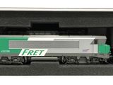 un train vert et blanc dans une boîte noire