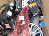 une boîte en carton remplie d'objets divers, notamment une roue et d'autres objets