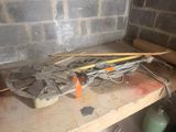 une table sur laquelle sont posés plusieurs outils