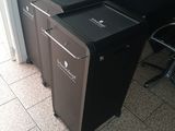 deux poubelles posées par terre dans la pièce