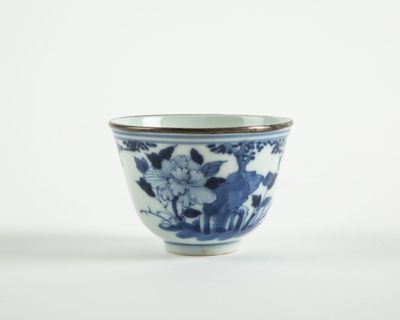 un petit bol bleu et blanc orné de fleurs
