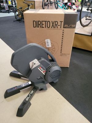 une boîte contenant des outils « Dirtto XR-T » posée par terre à côté d'un vélo