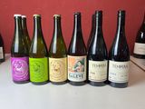 de nombreuses bouteilles de vin alignées sur le comptoir