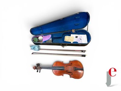 un violon, un étui à violon et un violon sur fond blanc