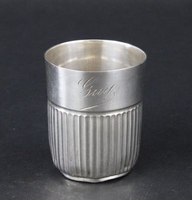 Timbale en argent à base cannelée, le col uni gravé "Guy". - Photo 1