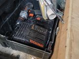 une boîte à outils avec des outils à l'intérieur sur le sol