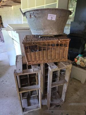 une grande marmite posée sur une pile de caisses