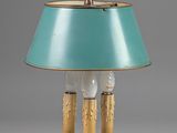une photo d'une lampe de table surmontée d'un abat-jour bleu