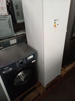 deux réfrigérateurs et une machine à laver dans une pièce