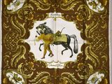 un foulard carré marron et blanc sur lequel est représenté un cheval