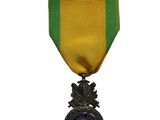 une image représentant une médaille ornée d'un ruban et d'une étoile