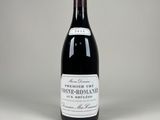 la bouteille de vin est posée sur la table, prête à être consommée