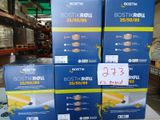 Plusieurs cartons de « Bosti Roll » sont empilés les uns sur les autres dans un entrepôt.