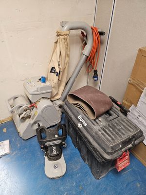 une photo d'une pièce en désordre avec un aspirateur et d'autres objets