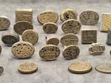 Plusieurs types de pièces de monnaie sont disposés sur une table.