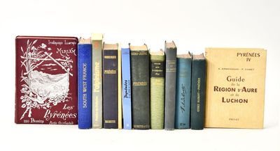 des livres alignés en rangée sur une surface blanche
