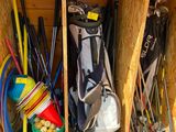 un abri en bois contenant tout un tas d'objets divers
