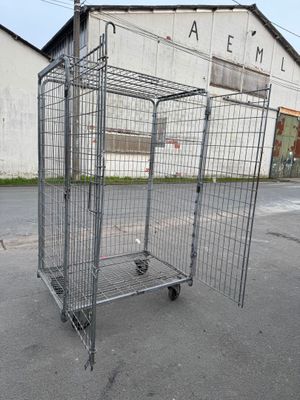 Un roll métallique 4 faces avec 2 portes frontales et systèm…