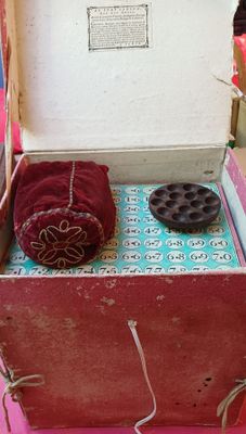 une boîte rose contenant une paire de chaussures