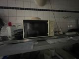 un micro-ondes posé sur le comptoir d'une cuisine