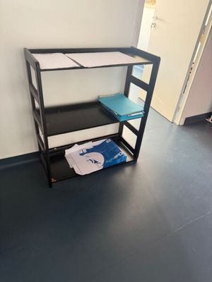 1 étagère en bois laqué noir à trois niveaux