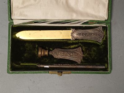 un couteau et un étui à couteau dans un étui vert