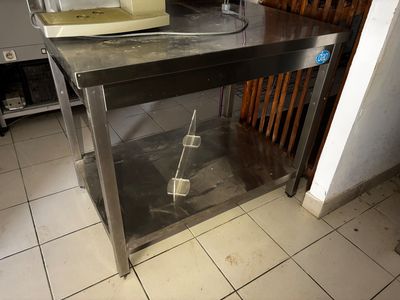 un micro-ondes posé sur un comptoir dans une cuisine