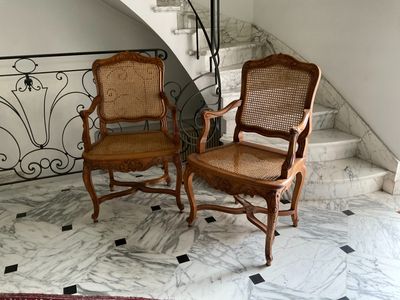 two chairs that are next to each other in a room