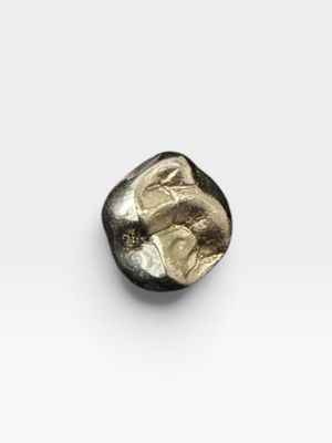 gros plan d'un objet métallique sur une surface blanche