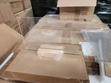 de nombreuses boîtes et colis posés sur une table dans un entrepôt
