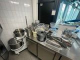 de nombreuses casseroles et poêles sur le comptoir de la cuisine