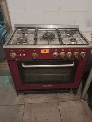 un four de cuisine rouge posé dans un coin de la cuisine