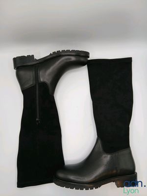 paire de bottes noires pour femme avec des fermetures éclair sur le côté
