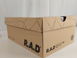 une boîte en carton sur laquelle est inscrit le mot « rad »