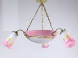 un lustre rose et blanc suspendu au plafond