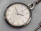une montre de poche en argent avec une chaîne autour d'elle