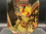 un gros plan sur une assiette en plastique sur laquelle figure un personnage de Pokémon