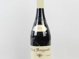 gros plan d'une bouteille de vin sur fond blanc