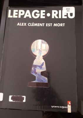 un livre sur lequel figure l'image d'une personne tenant une clé