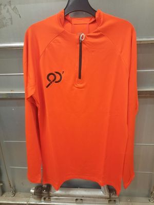 un t-shirt orange à manches longues avec le logo qq dessus