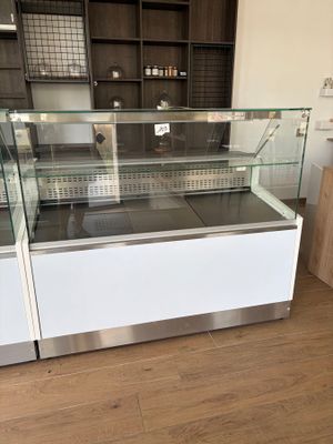 une vitrine en verre au milieu d'une cuisine